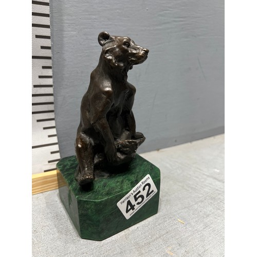 452 - Bronze bear