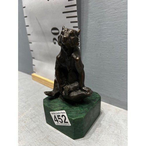 452 - Bronze bear