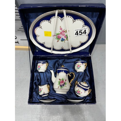 454 - Porcelain miniature boxed tea set