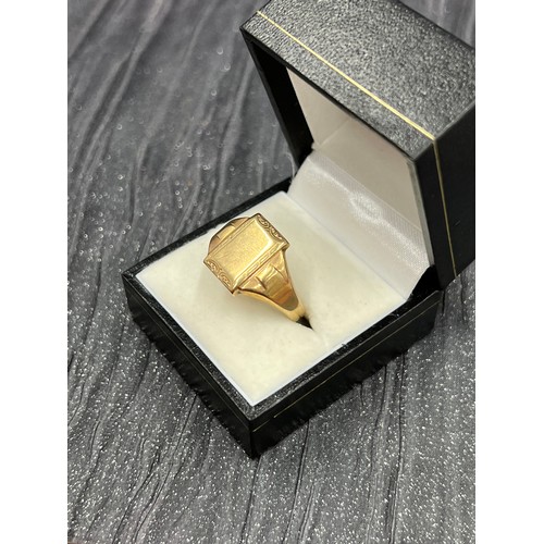 506 - 9ct gold gents signet ring. Size V / W. 8g total weight