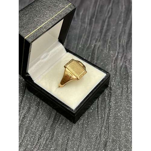 506 - 9ct gold gents signet ring. Size V / W. 8g total weight