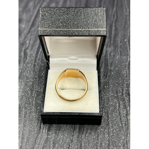 506 - 9ct gold gents signet ring. Size V / W. 8g total weight