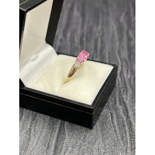 512 - 9ct gold trilogy ring with pink stones Size P. 2g total weight