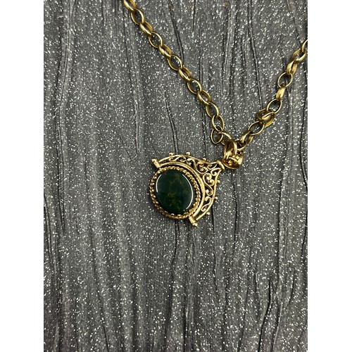 522 - 9ct gold nacklace with pendant. 11.4g gross