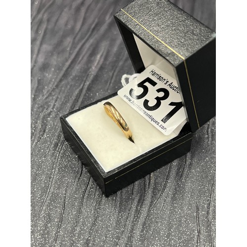 531 - 9ct gold wedding ring. Size Q. 2.2g