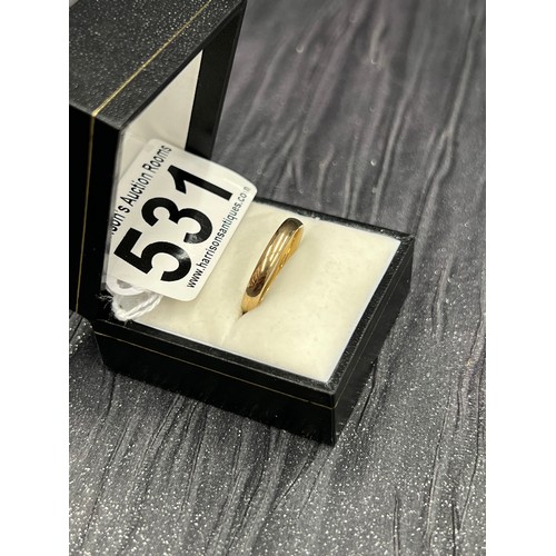 531 - 9ct gold wedding ring. Size Q. 2.2g