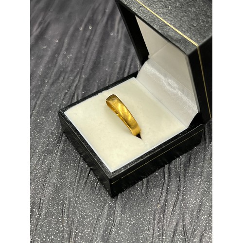 535 - 22ct gold wedding ring. Size Q. 2.7g