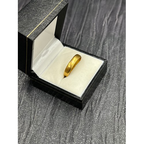 535 - 22ct gold wedding ring. Size Q. 2.7g