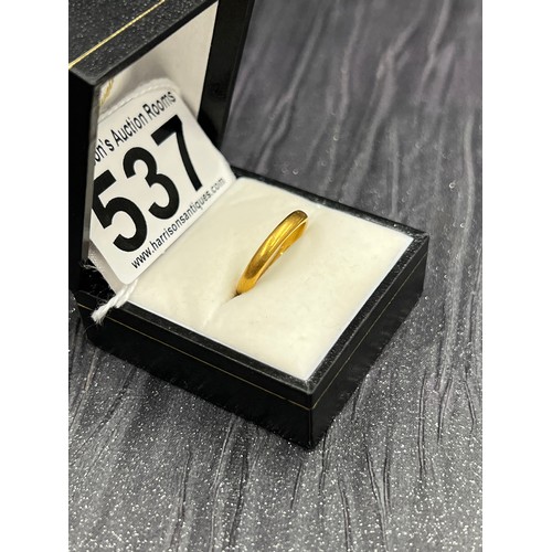 537 - 22ct gold wedding ring. Size L/M. 2.8g