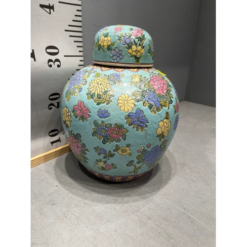 103 - Porcelain famille rose lidded pot