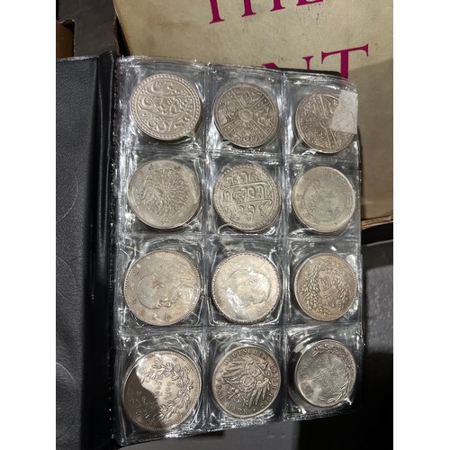 198 - Collection of coins + books