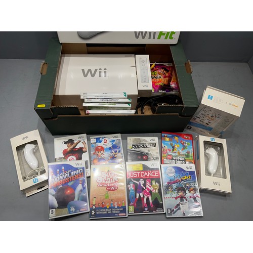 206 - Nintendo wii + loads of games etc inc wii fit board. Working