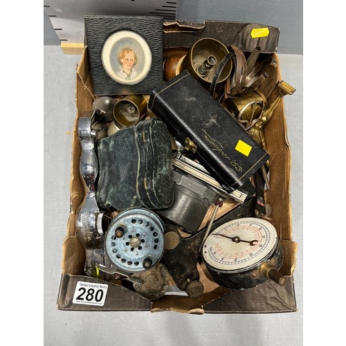 280 - Box of collectables inc brassware etc