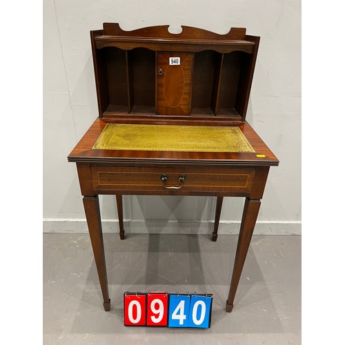 940 - Regency design ladies leather top desk