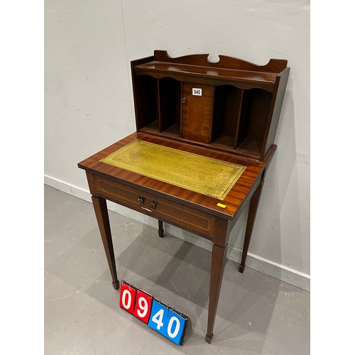 940 - Regency design ladies leather top desk