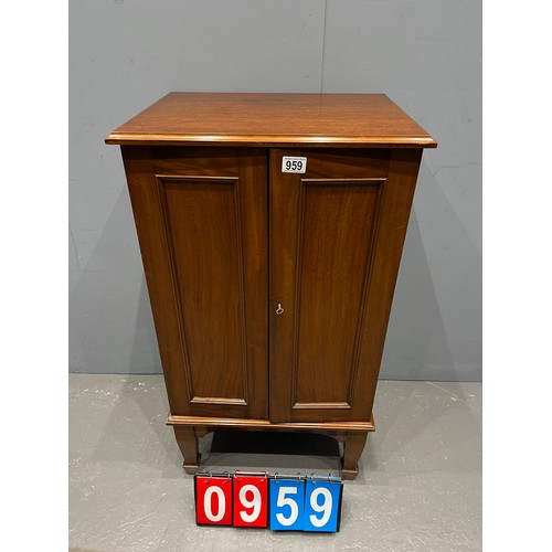 959 - Edwardian mahogany 2 door cabinet