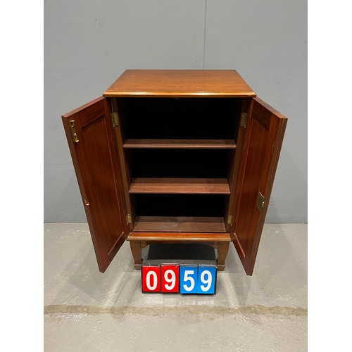 959 - Edwardian mahogany 2 door cabinet