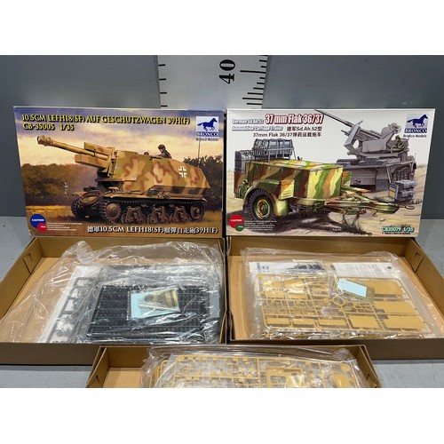 12 - 3 Bronco model kits, German ammunition arriage trailer, 10.5cm lefh 18 (sf) auf geschutz wagen tank,... 