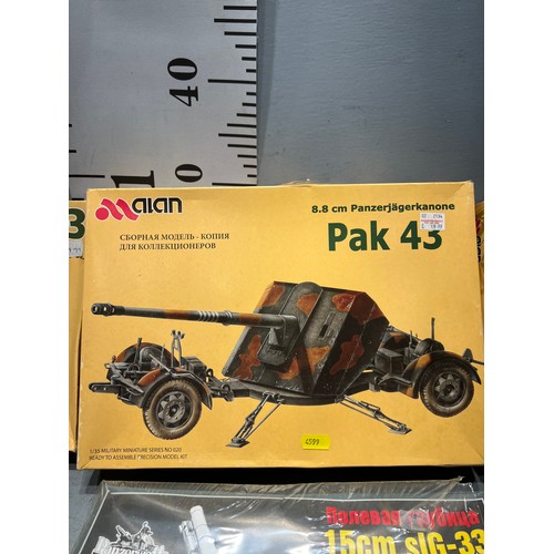 24 - 4 Aian Russian model kits, 251G-33 1 pak 43, 1 field howitzer