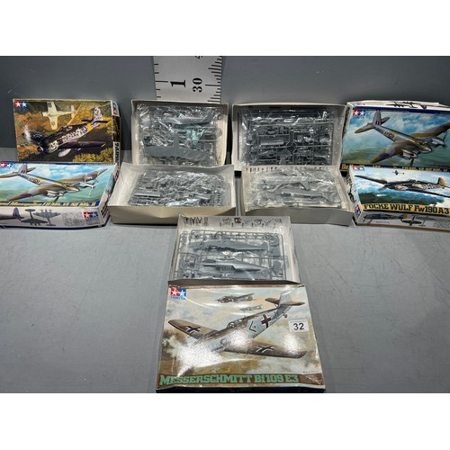 32 - 5 Tamiya model kits, 2 de havilland mosquitos, 2 focke-wulf, 1 messerschmitt