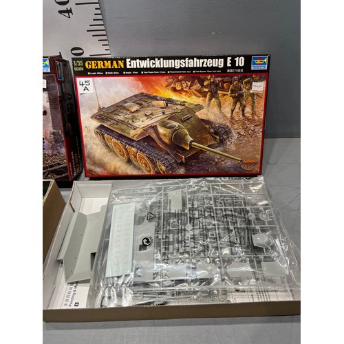 45A - 2 Trumpter model kits, German super heavy tank, entwicklungsfahrzeug E10