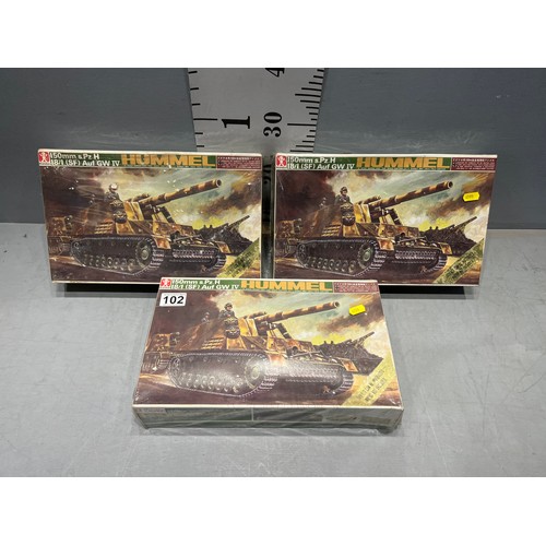 102 - 3x Bandai model hummel tanks