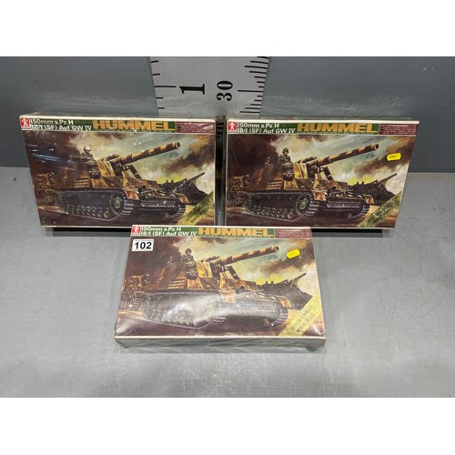 102 - 3x Bandai model hummel tanks