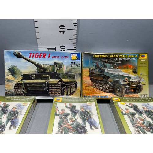 124 - 3 x Dragon tanks inc Panther F, Nashorn + 184 Elefant