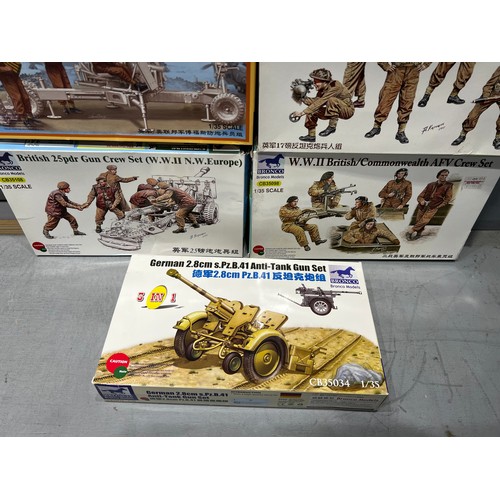 190 - 5 x Bronco kits inc AA gun + 4 crew sets