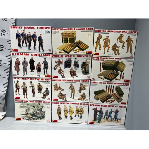 306 - 12x Mini art, troop kits