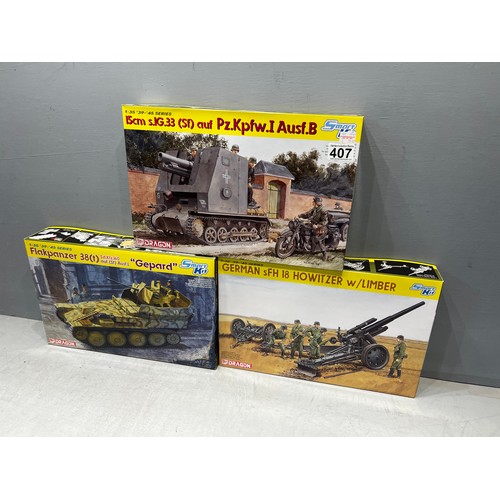 407 - 3 Dragon boxed tank & howlizer model kits