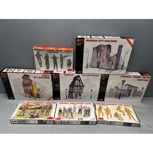 470 - 8x Mini art kit inc, farm gate, village house Russian city building and crew kits