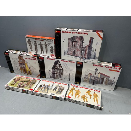 470 - 8x Mini art kit inc, farm gate, village house Russian city building and crew kits