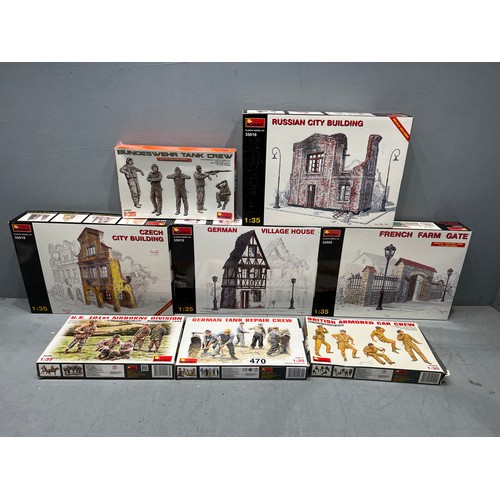 470 - 8x Mini art kit inc, farm gate, village house Russian city building and crew kits