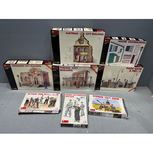 471 - 8x Mini art scenery kits + accessories buildings, crew sets etc