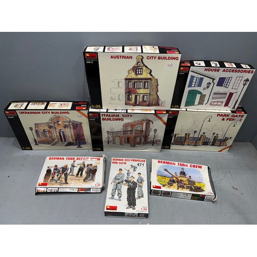 471 - 8x Mini art scenery kits + accessories buildings, crew sets etc