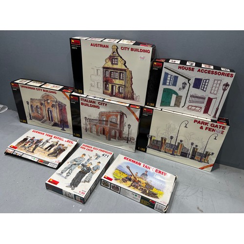 471 - 8x Mini art scenery kits + accessories buildings, crew sets etc