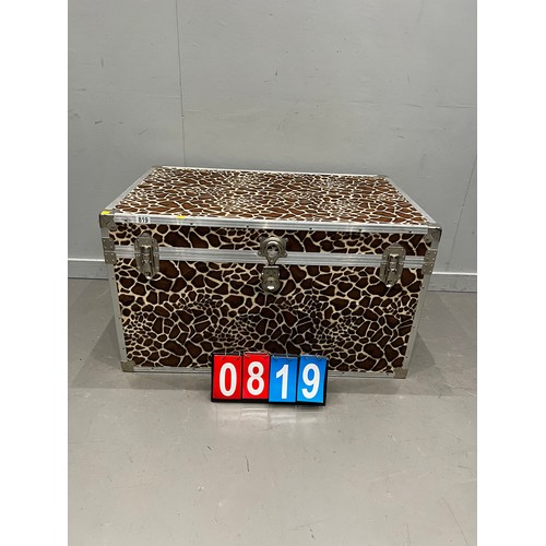 819 - Large giraffe design trunk