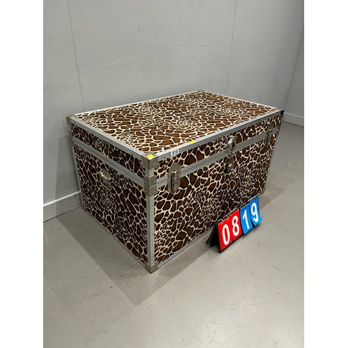 819 - Large giraffe design trunk