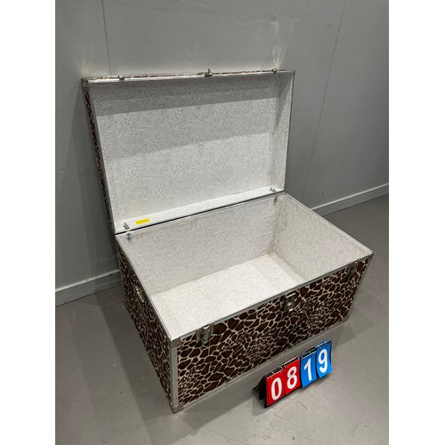 819 - Large giraffe design trunk