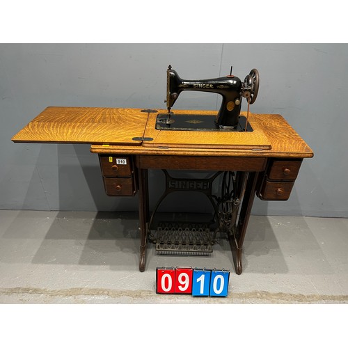 910 - Early 20th century singer treadle sewing machine