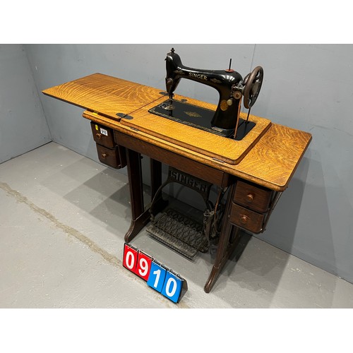 910 - Early 20th century singer treadle sewing machine