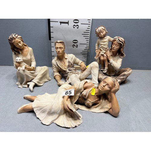 85 - 4 Resin figures