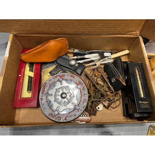 100 - Box antique collectables, pen knives, lighters, plaques etc
