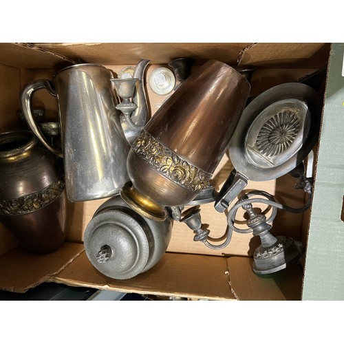 471 - Box of early 20thC metalware