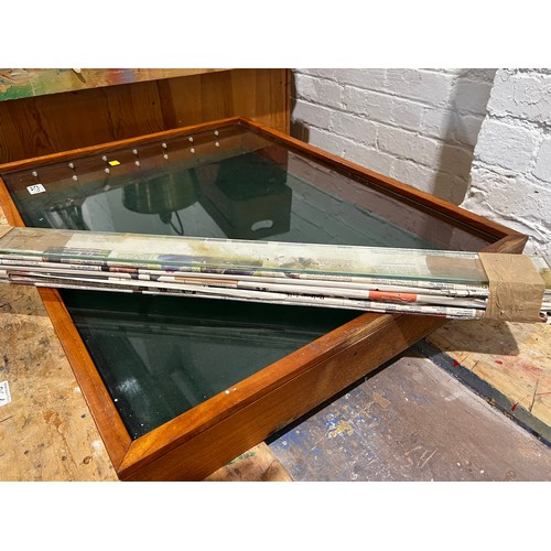 521 - Shop Display case with glass shelves