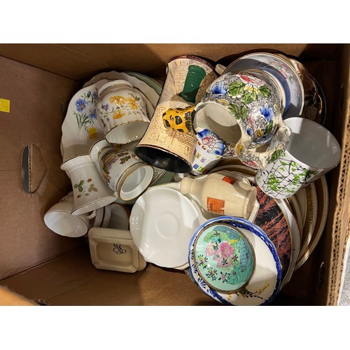 540L - 3 boxes collectable pottery inc Blue +White plates