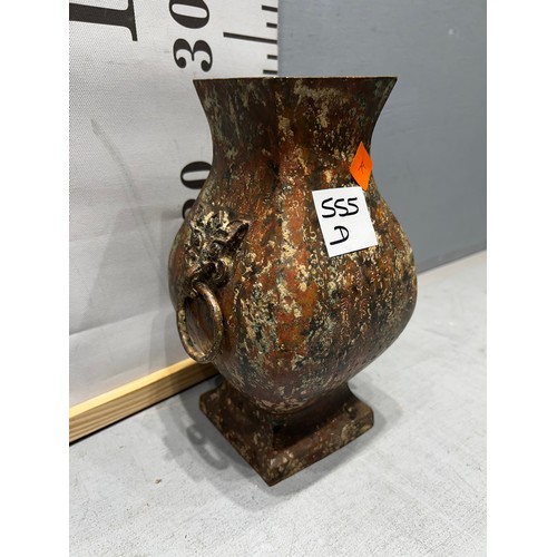 555D - Archaic bronze vase