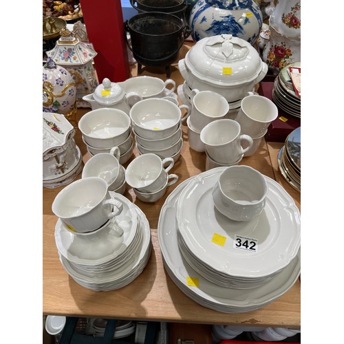 342 - Approx 55 piece Villeroy Boch dinner / tea ware a/f