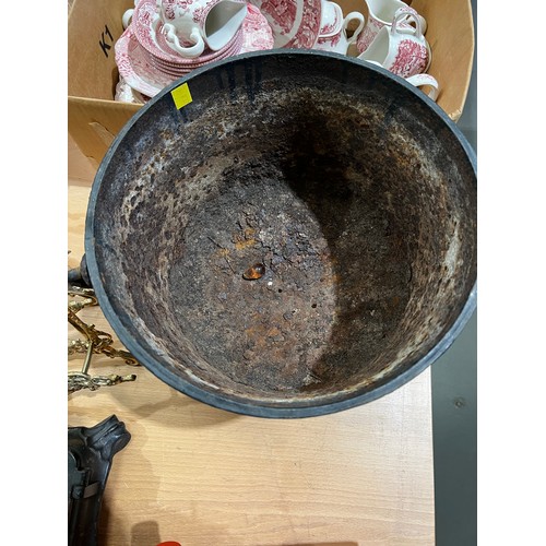 429 - Large victorian cast iron cauldron